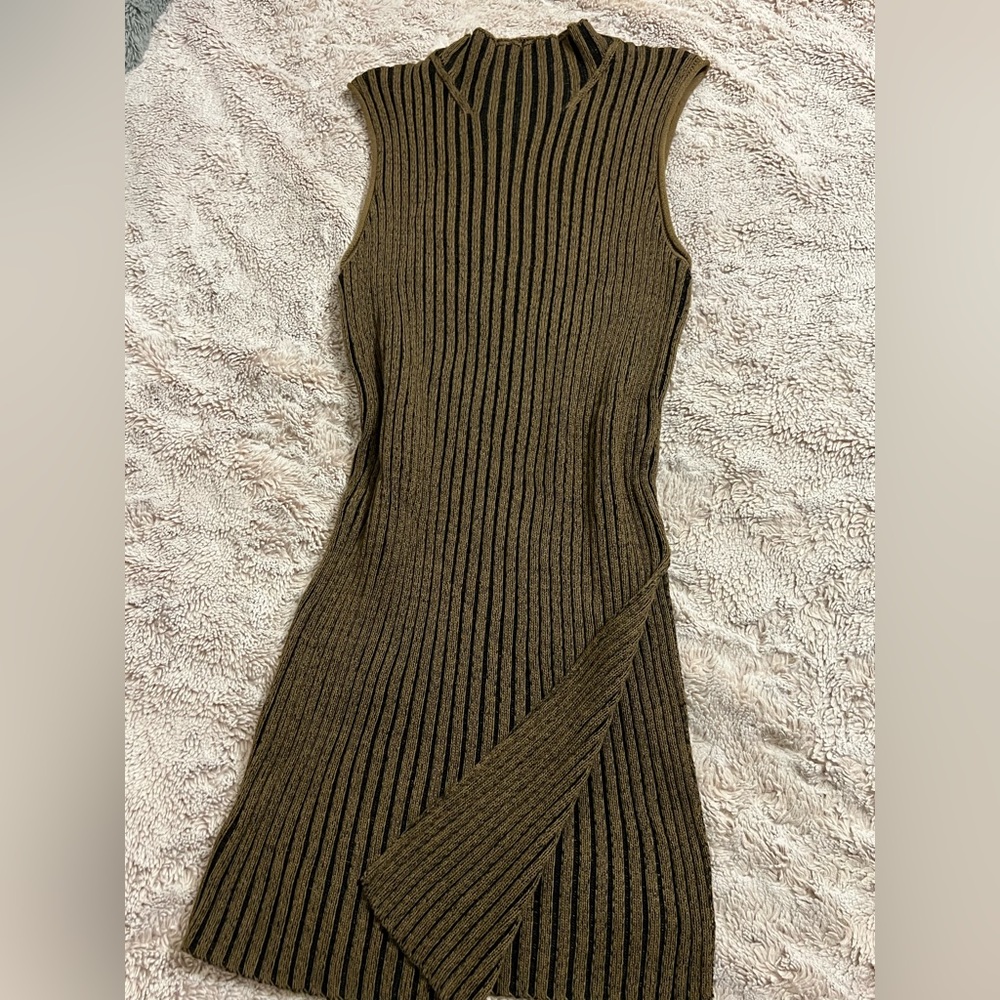Cute sleeveless skin thighs dress with a slit up the side! !!!FITS A MEDIUM!!!
